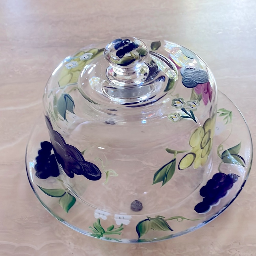 Covered cheese/cupcake plate. Grape motif